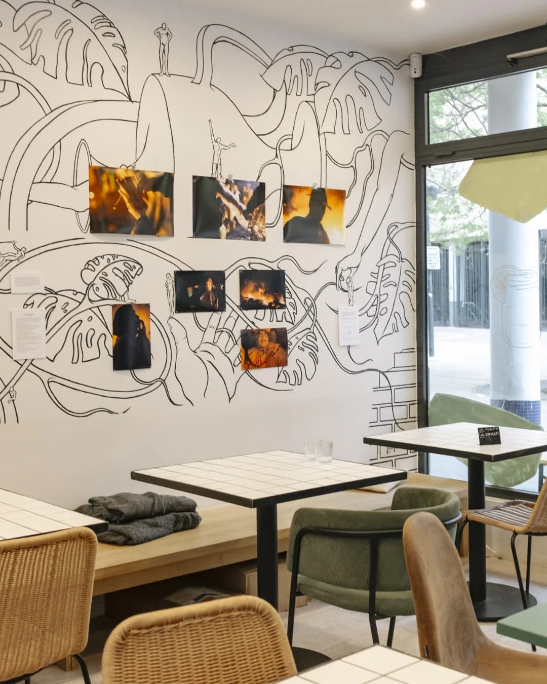 Espace détente Mo:stera avec fresque murale artistique et décoration jungle urbaine.