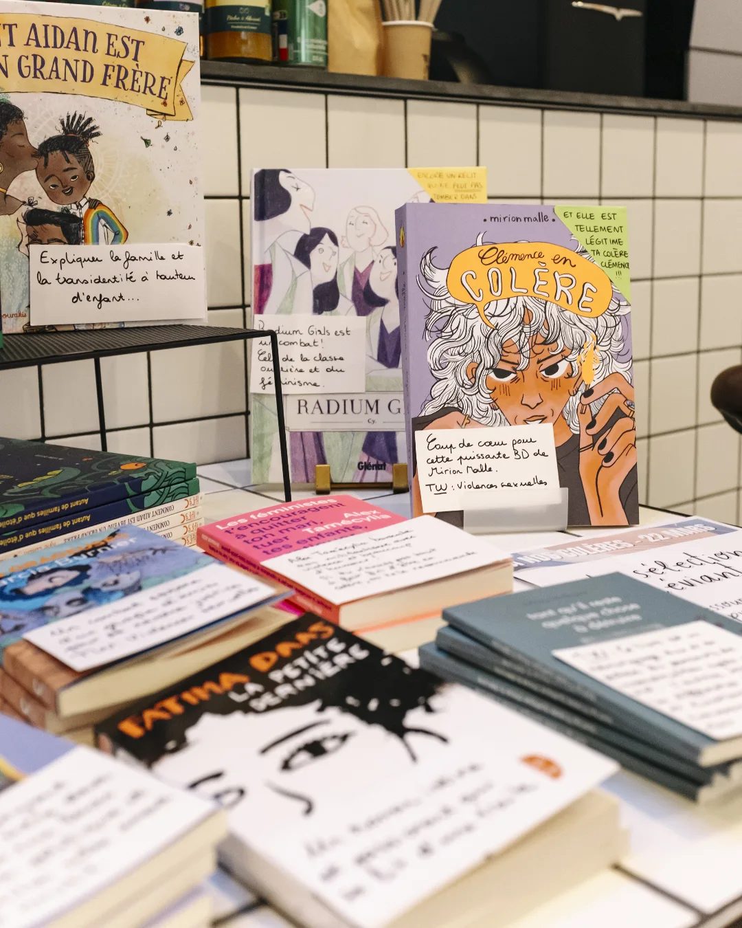 Sélection de romans graphiques et BD engagées à la librairie du café Mo:stera.